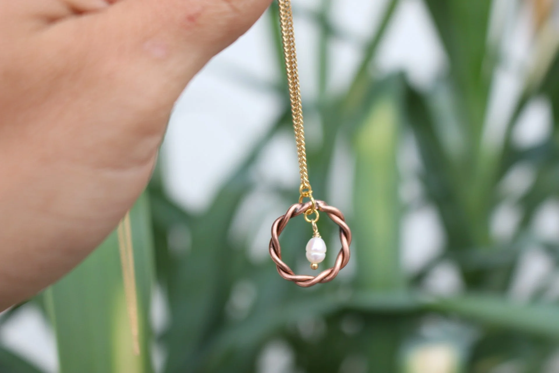 Handgefertigte Kupfer Halskette mit Naturstein im rustikalen Boho-Stil als einzigartiges Unikat