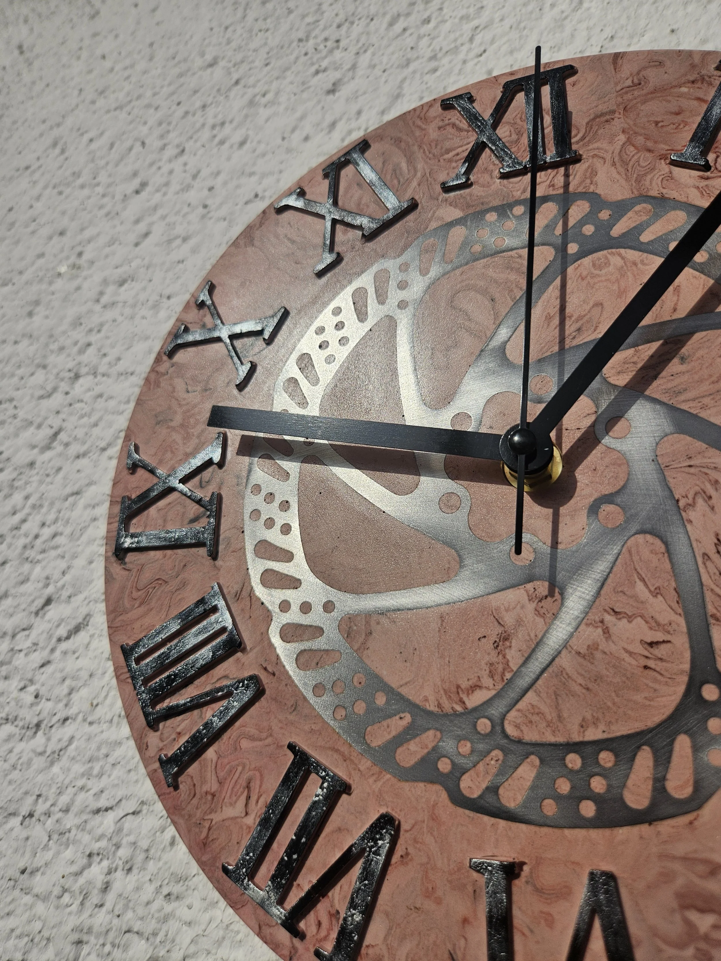 Rustikale Wanduhr aus recycelter Bremsscheibe als handgefertigtes Upcycling-Unikat.