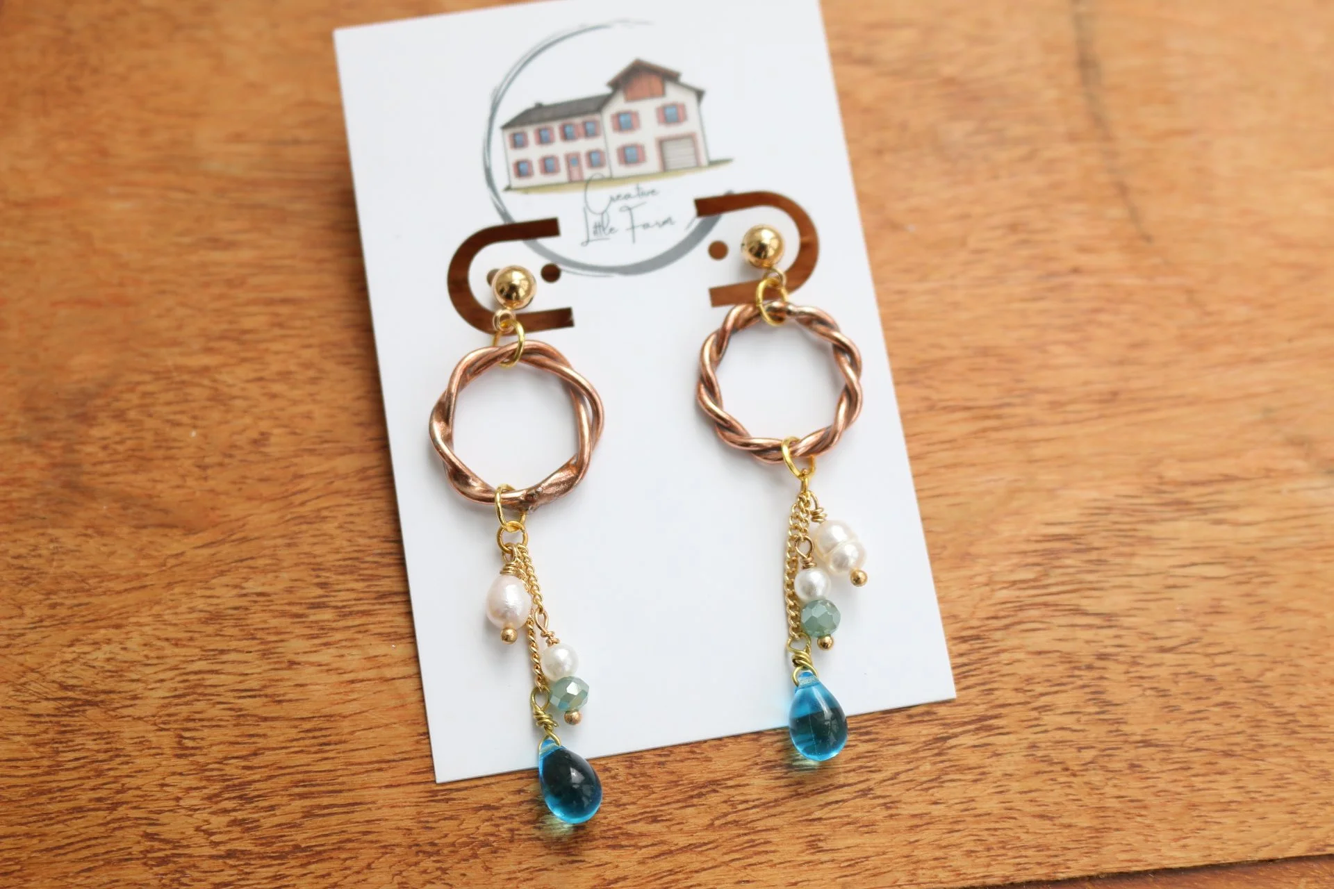 Handgefertigte Kupfer Ohrringe mit blauen perlen im rustikalen Boho-Stil als einzigartiges Unikat.