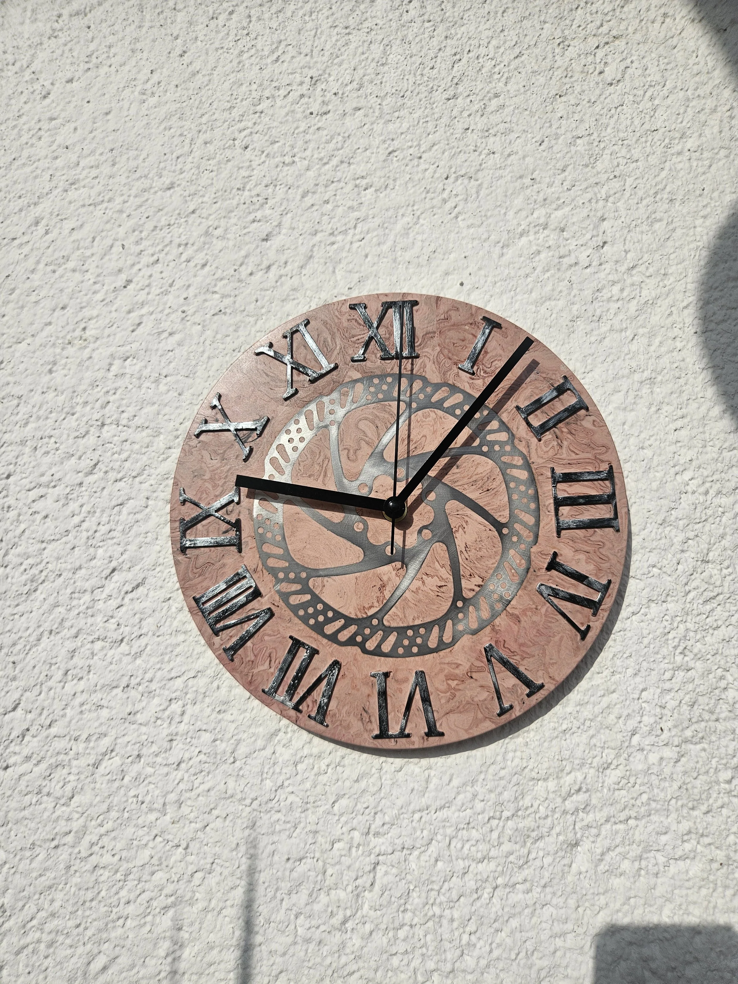 Rustikale Wanduhr aus recycelter Bremsscheibe als handgefertigtes Upcycling-Unikat.