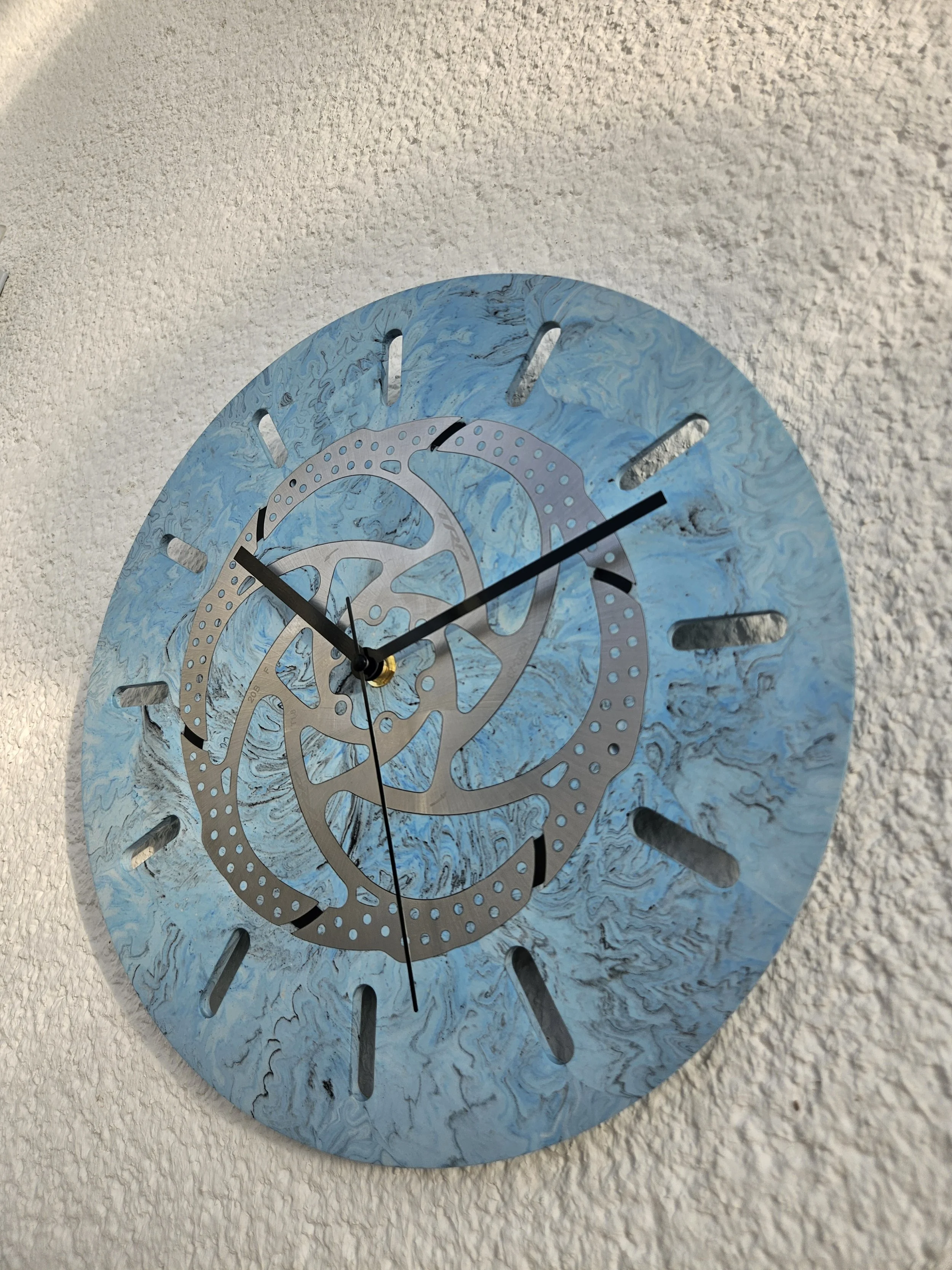 Rustikale Wanduhr aus recycelter Bremsscheibe als handgefertigtes Upcycling-Unikat.