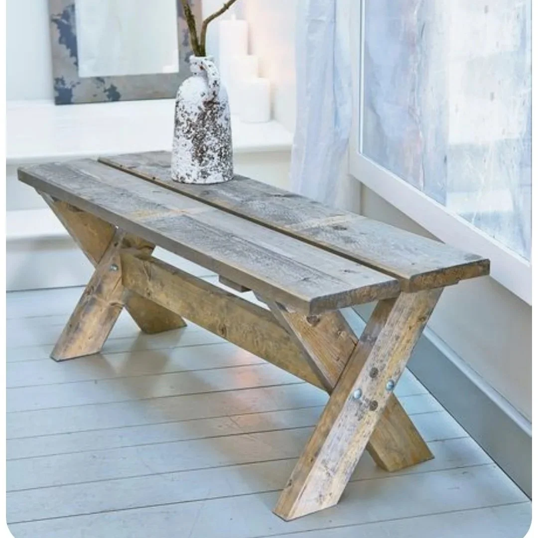 Ein rustikaler Holztisch mit Vasen auf weißem Boden und hellem Hintergrund. Handwerker Workshop für Frauen