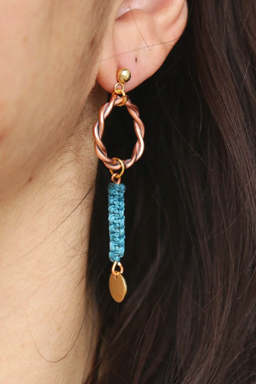 Handgefertigte Kupfer Ohrringe mit Makramee im rustikalen Boho-Stil als einzigartiges Unikat.