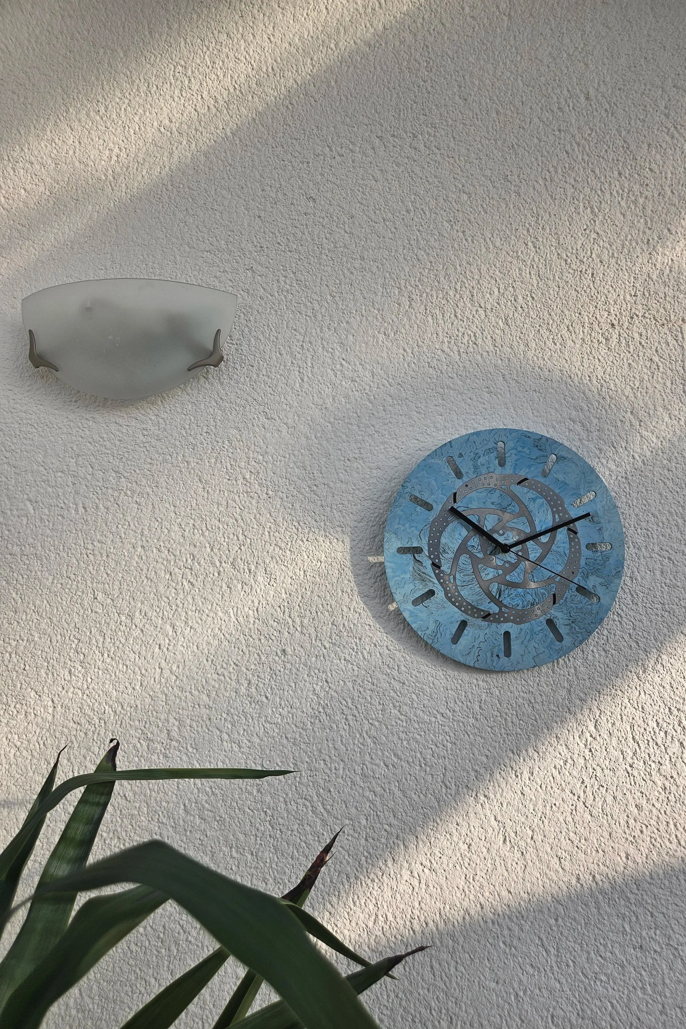 Rustikale Wanduhr aus recycelter Bremsscheibe als handgefertigtes Upcycling-Unikat.