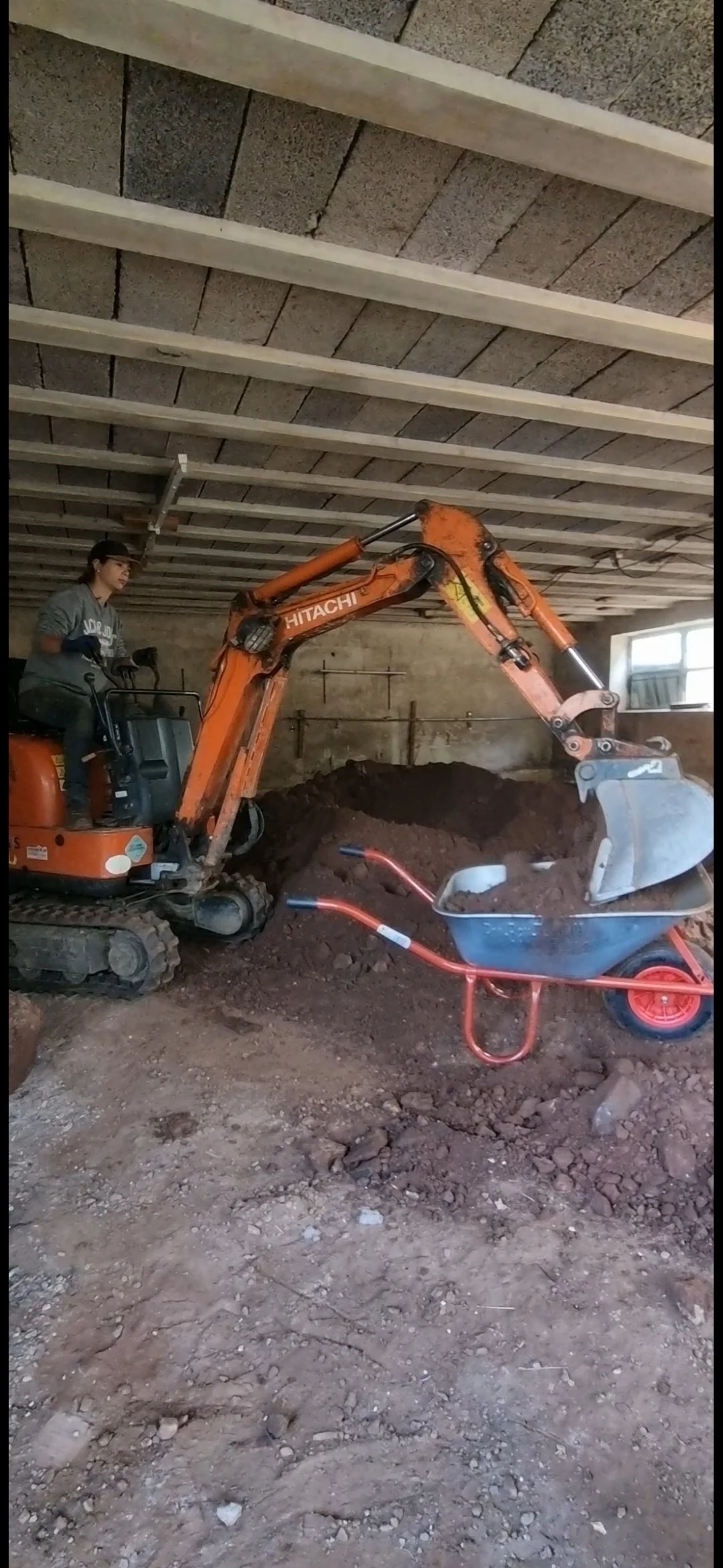 Eine Frau auf einem Bagger am arbeiten I Handwerkerin die sein Bauernhof in Eigenleistung saniert. Sie ist Handwerkerin und Luxemburgerin und bietet Handwerker Workshop für Frauen