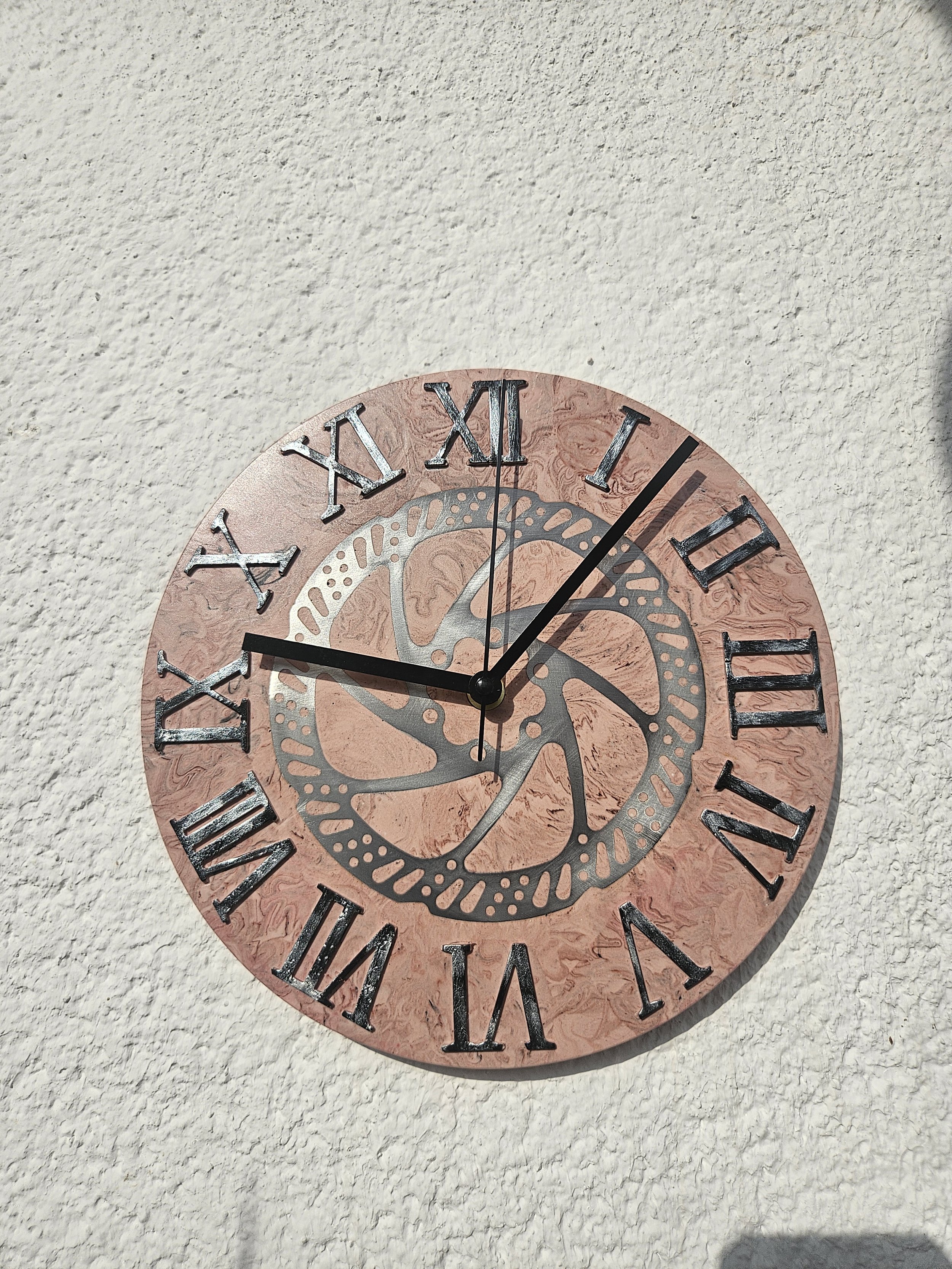 Rustikale Wanduhr aus recycelter Bremsscheibe als handgefertigtes Upcycling-Unikat.