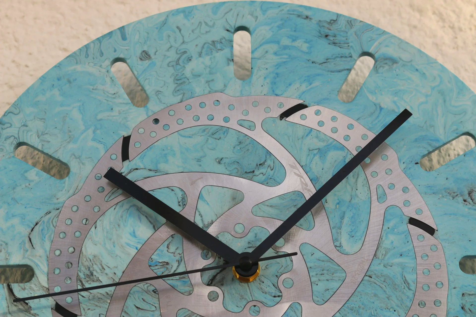Rustikale Wanduhr aus recycelter Bremsscheibe als handgefertigtes Upcycling-Unikat.