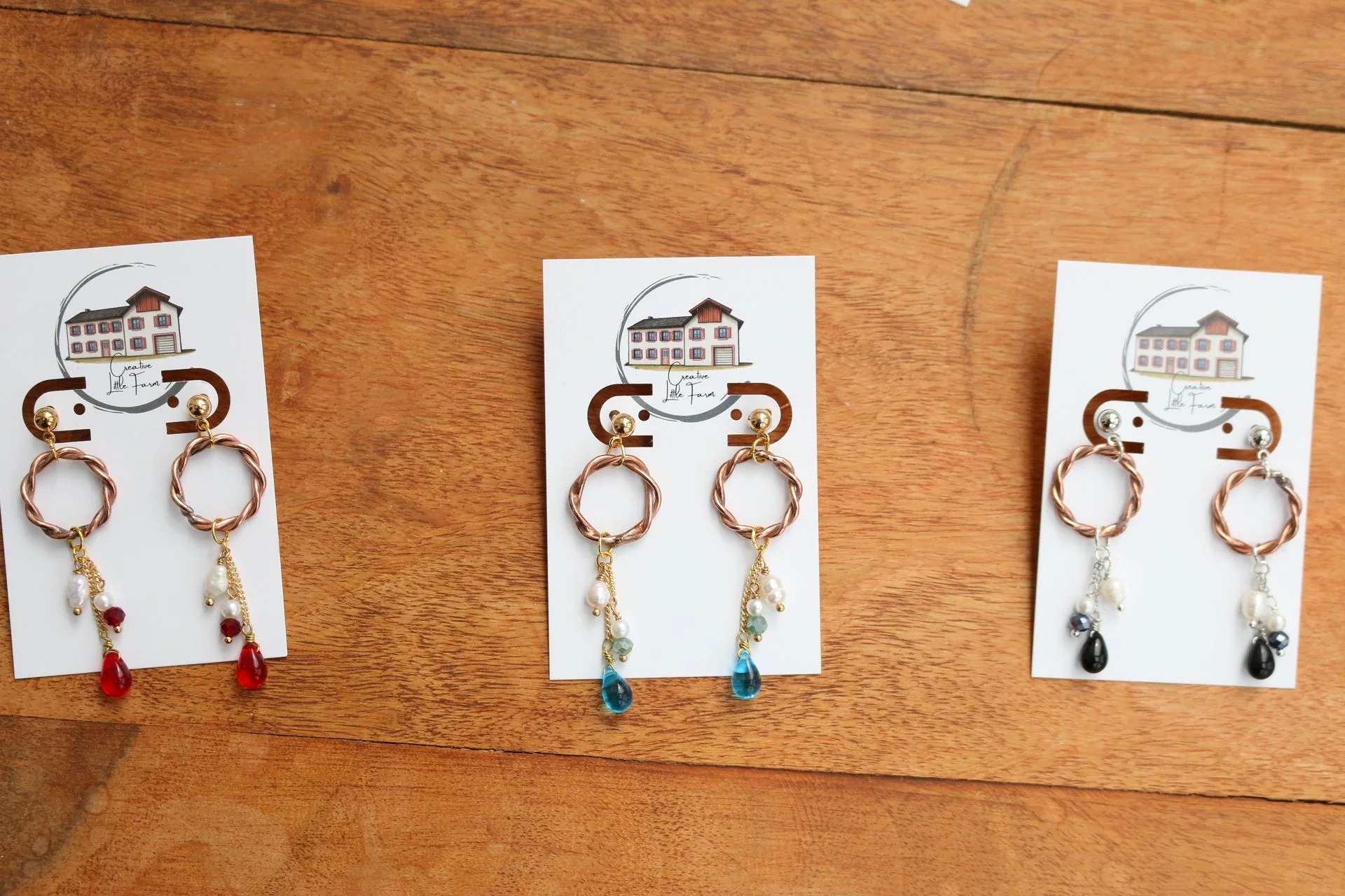Handgefertigte Kupfer Ohrringe mit perlen im rustikalen Boho-Stil als einzigartiges Unikat.