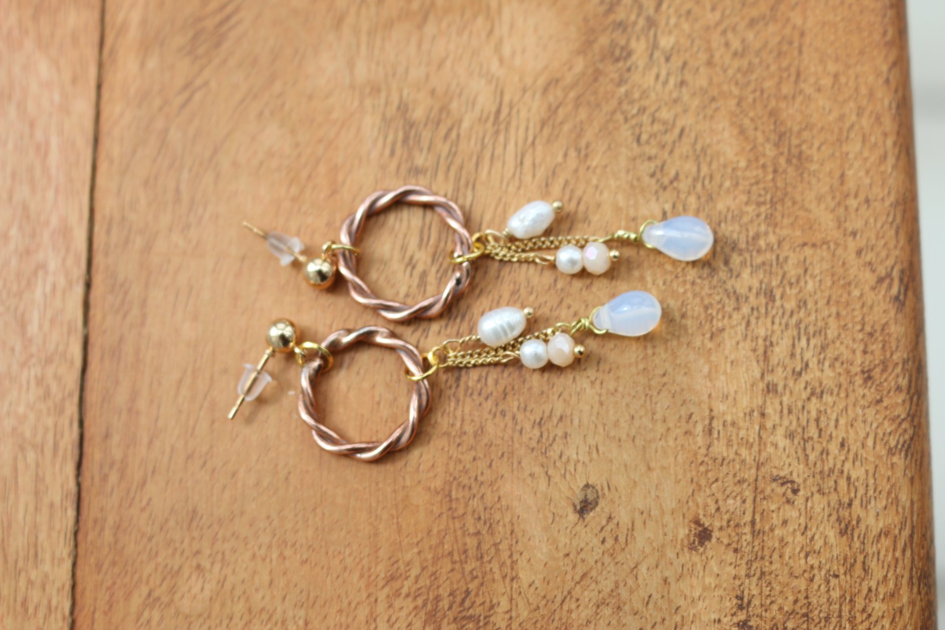 Handgefertigte Kupfer Ohrringe mit Süßwasserperlen im rustikalen Boho-Stil als einzigartiges Unikat.
