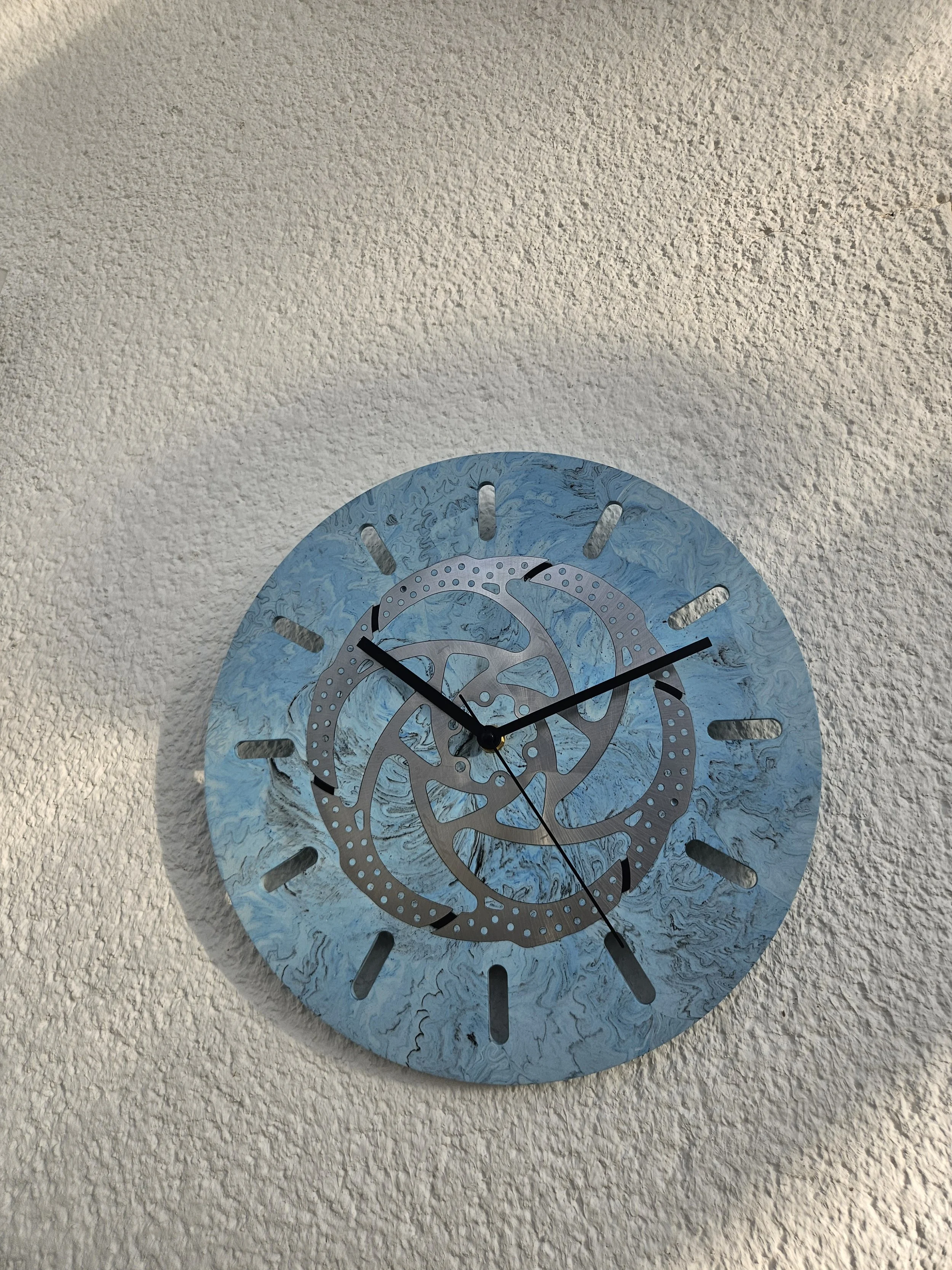 Rustikale Wanduhr aus recycelter Bremsscheibe als handgefertigtes Upcycling-Unikat.