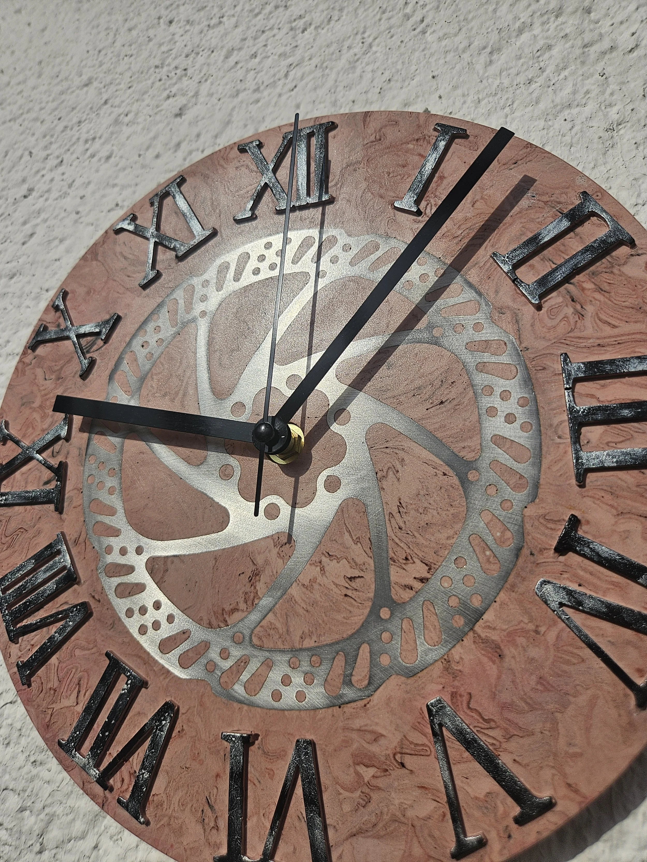 Rustikale Wanduhr aus recycelter Bremsscheibe als handgefertigtes Upcycling-Unikat.