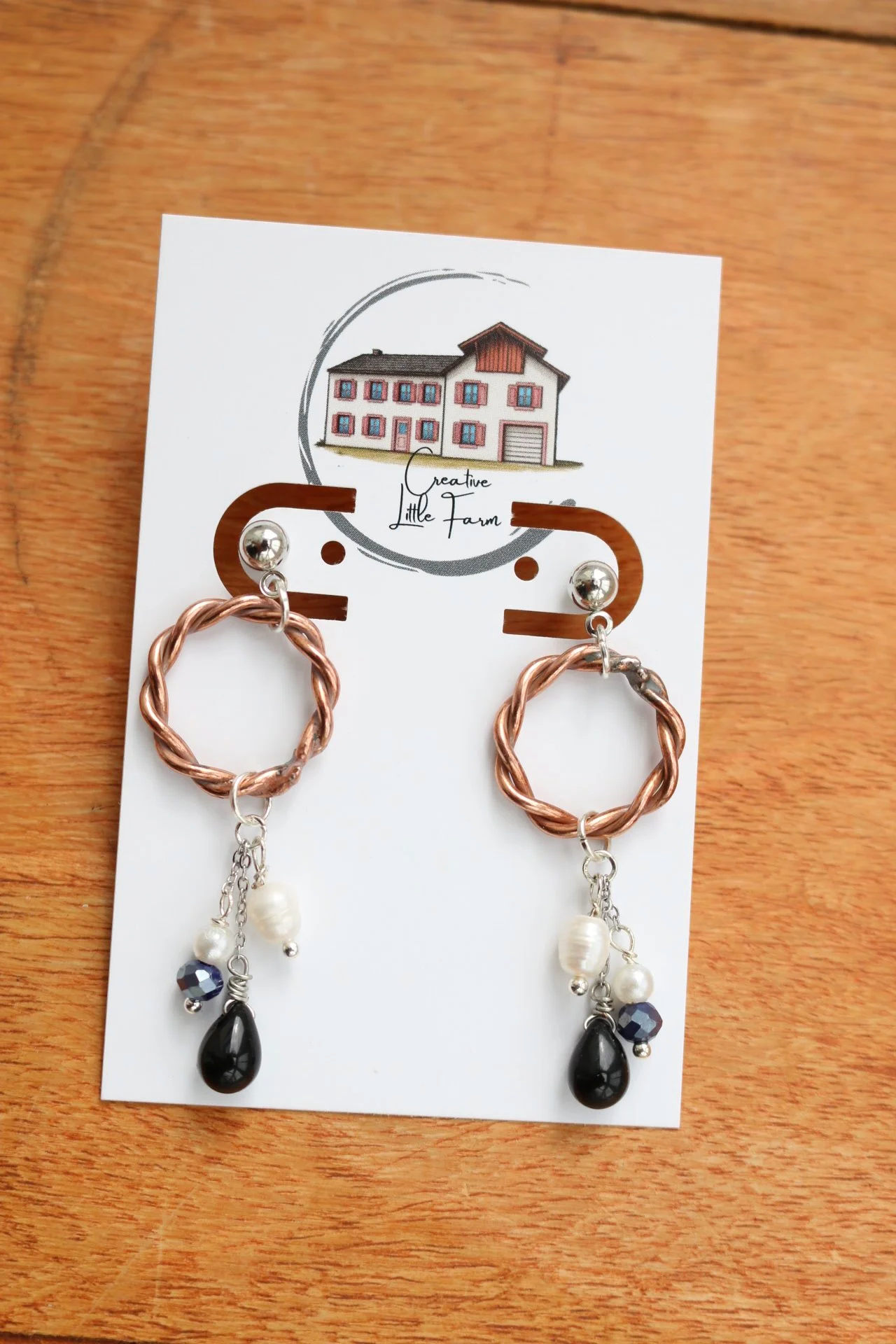 Handgefertigte Kupfer Ohrringe mit schwarzen perlen im rustikalen Boho-Stil als einzigartiges Unikat.