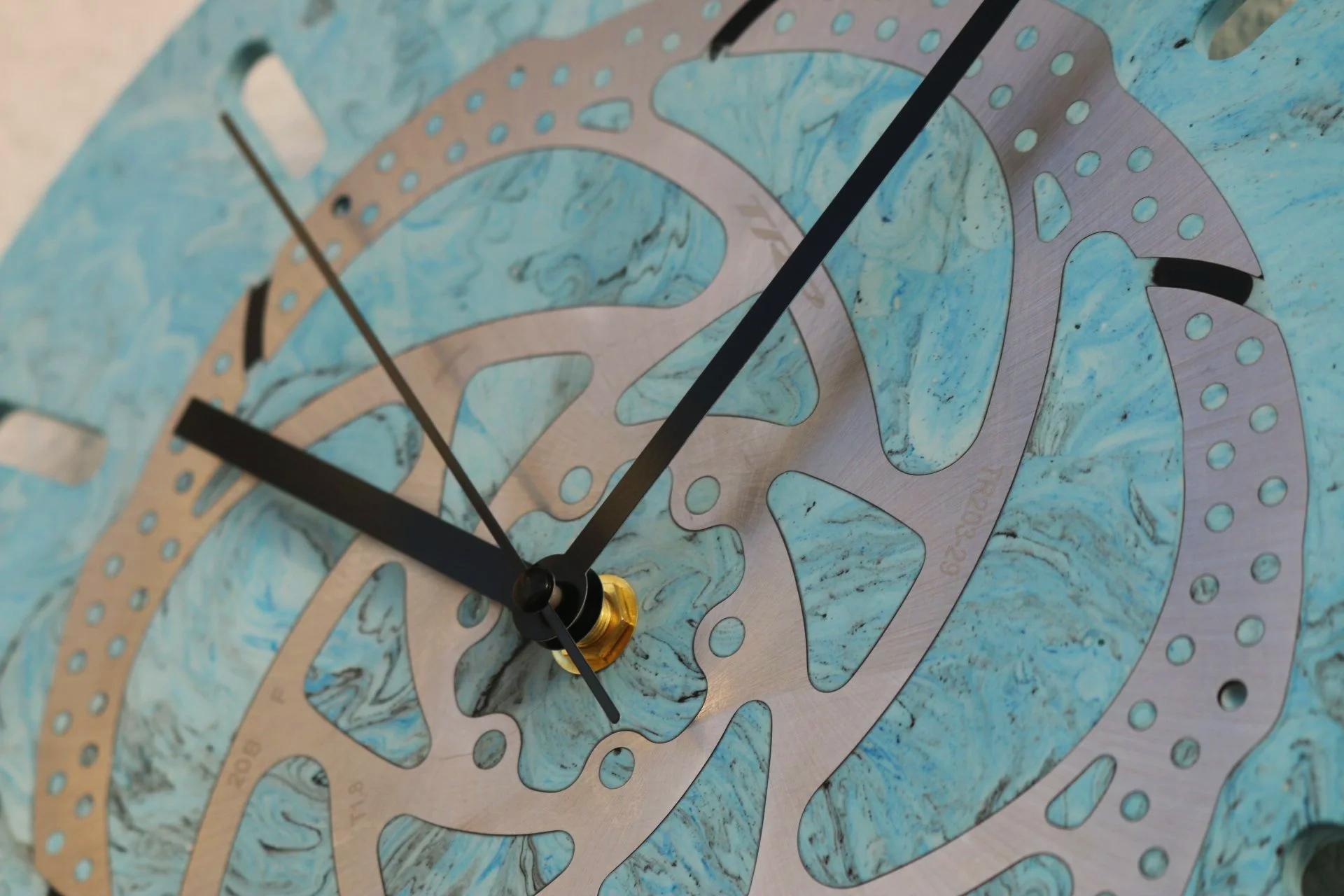 Rustikale Wanduhr aus recycelter Bremsscheibe als handgefertigtes Upcycling-Unikat.
