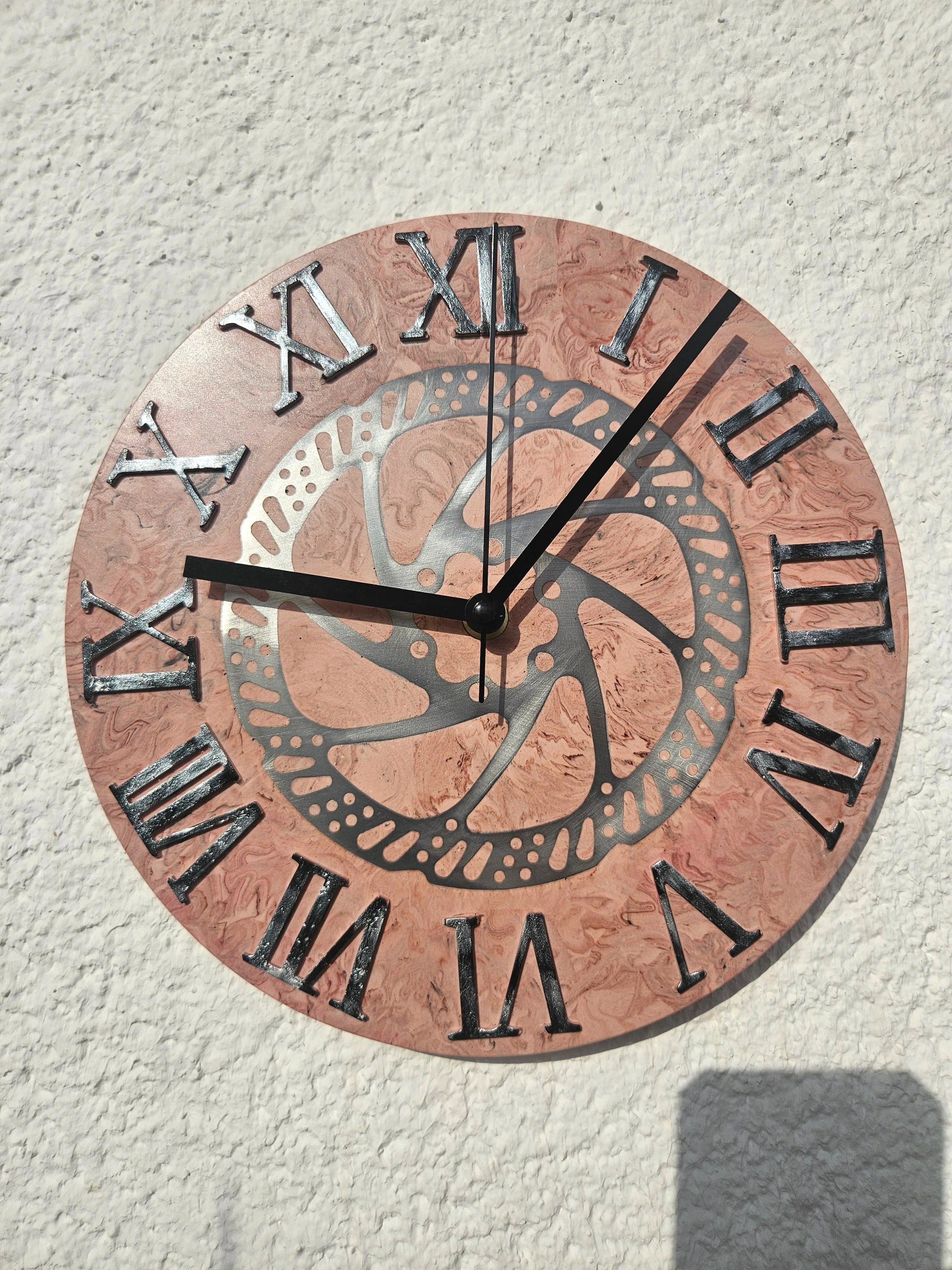 MTB Bremsscheiben-Wanduhr „Rosé Marble“ – Jesmonite Uhr mit römischen Zahlen