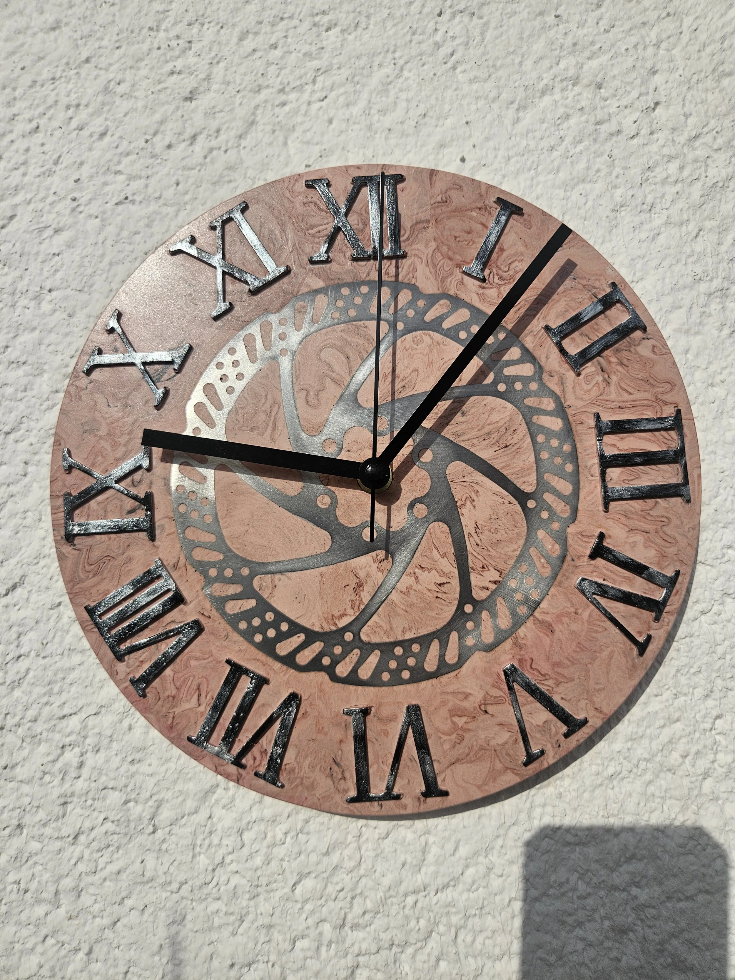 Rustikale Wanduhr aus recycelter Bremsscheibe als handgefertigtes Upcycling-Unikat.