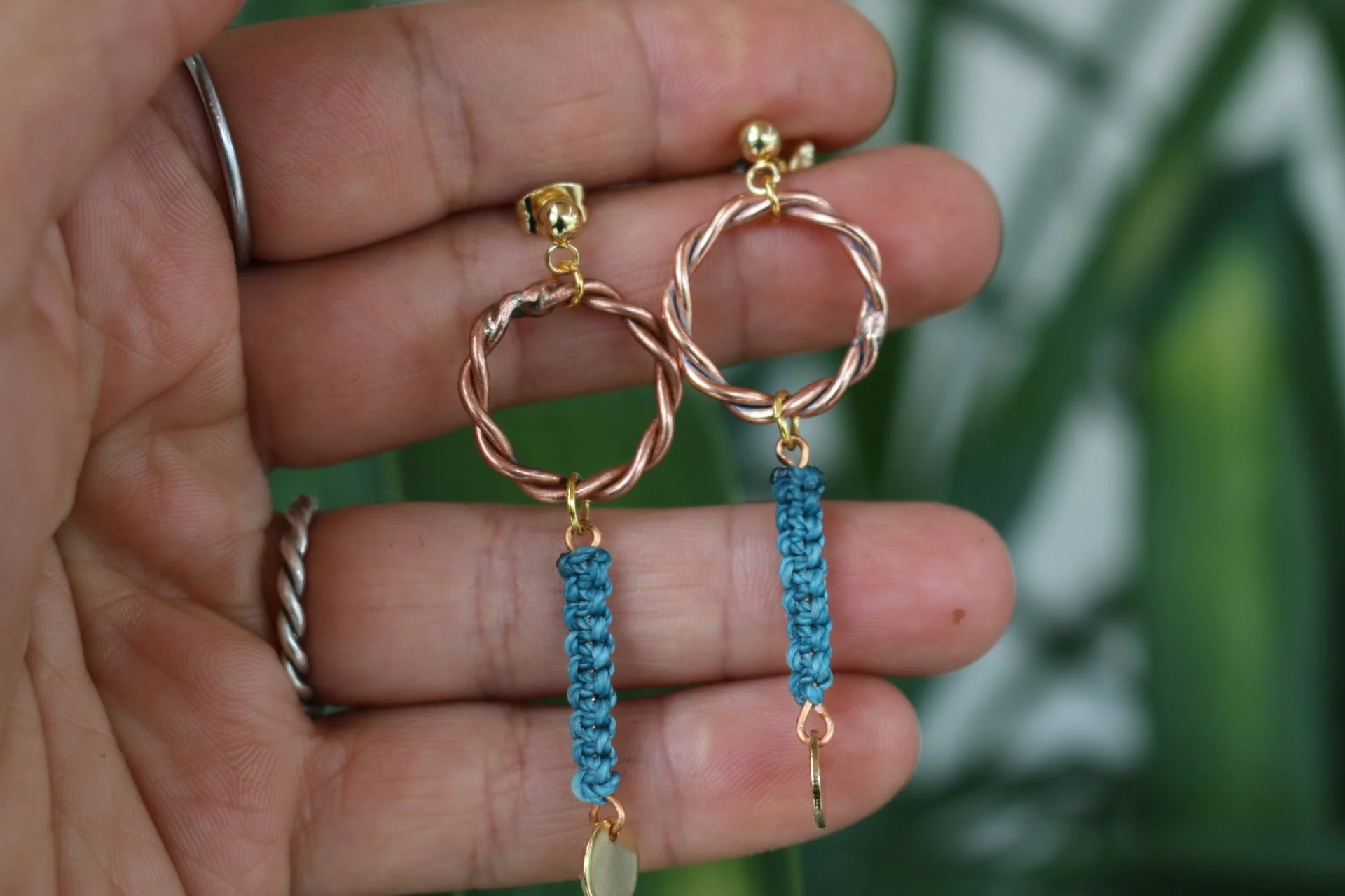 Handgefertigte Kupfer Ohrringe mit Makramee im rustikalen Boho-Stil als einzigartiges Unikat.