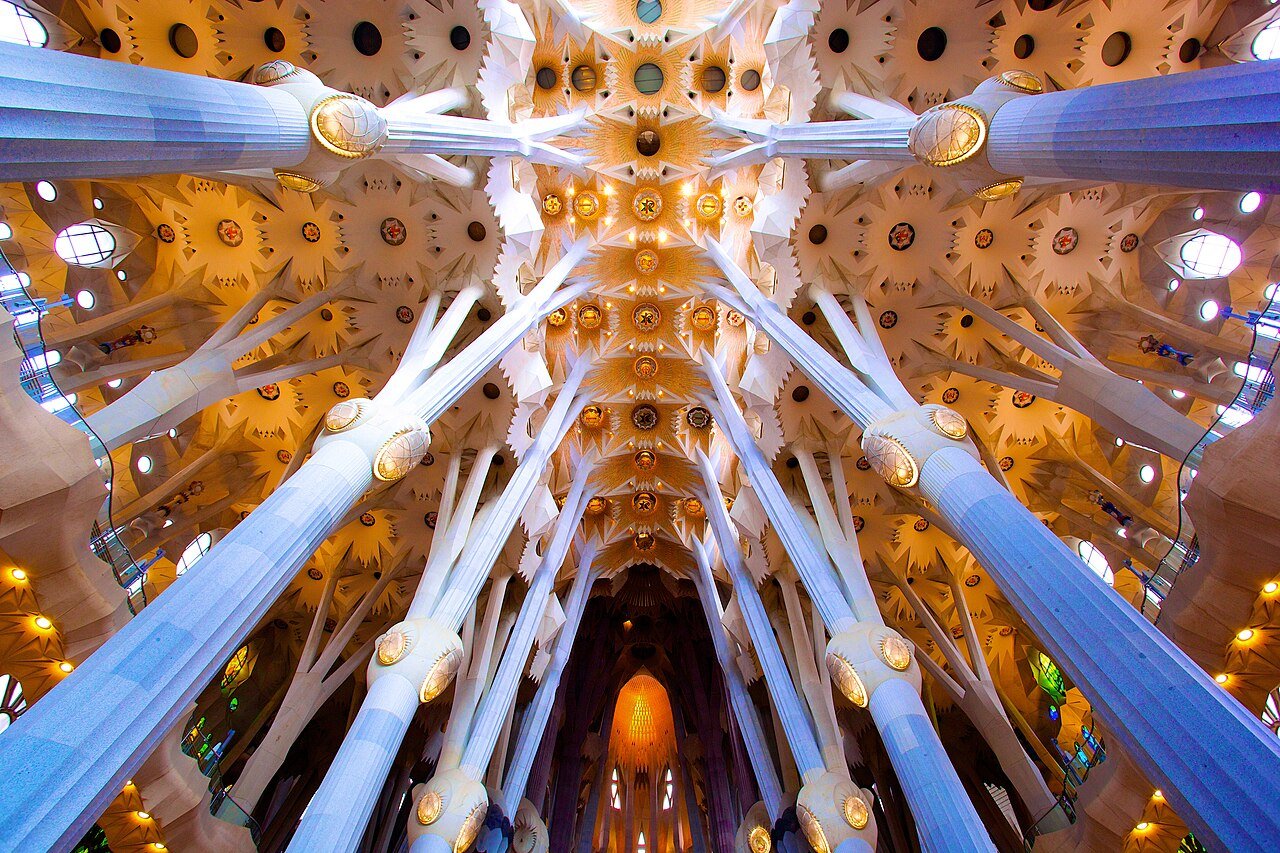 interior de la Basilica de la Sagrada Familia mostrando el bosque de columnas de la nave principal