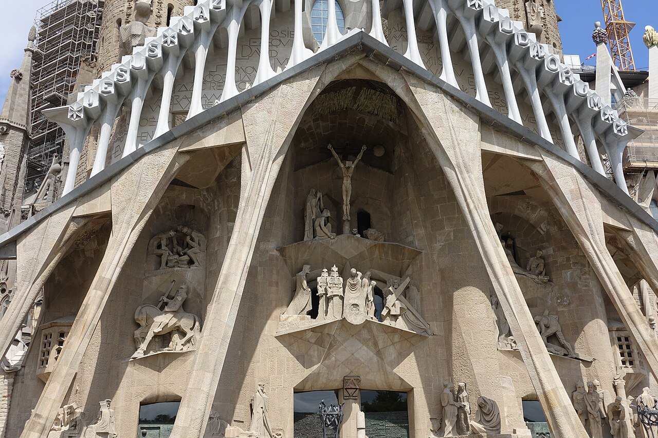 Fachada de la Pasion de la Basilica de la Sagrada Familia de Antoni Gaudi