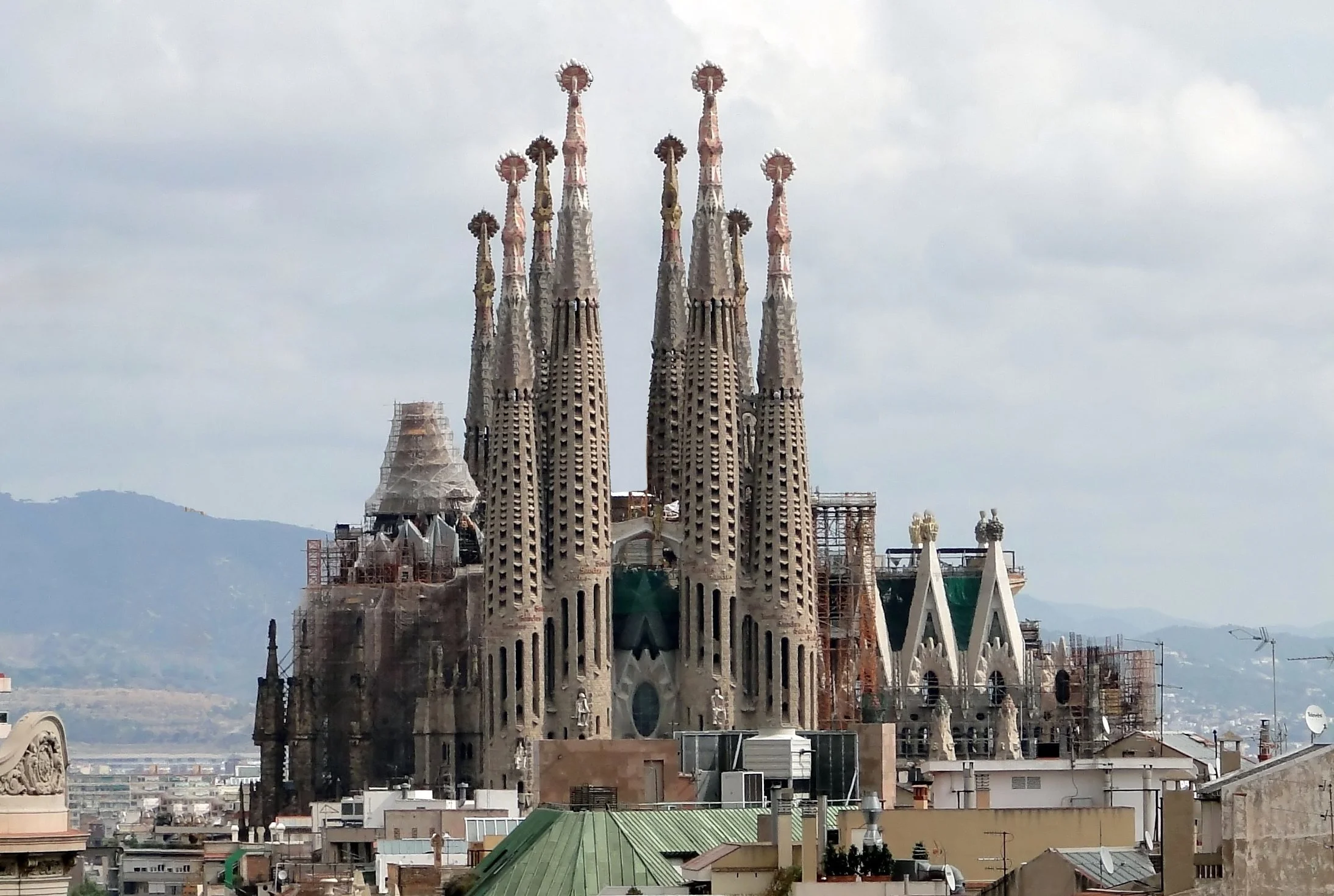 Vista en zoom de la Basilica de la Sagrada Familia de Antoni Gaudi
