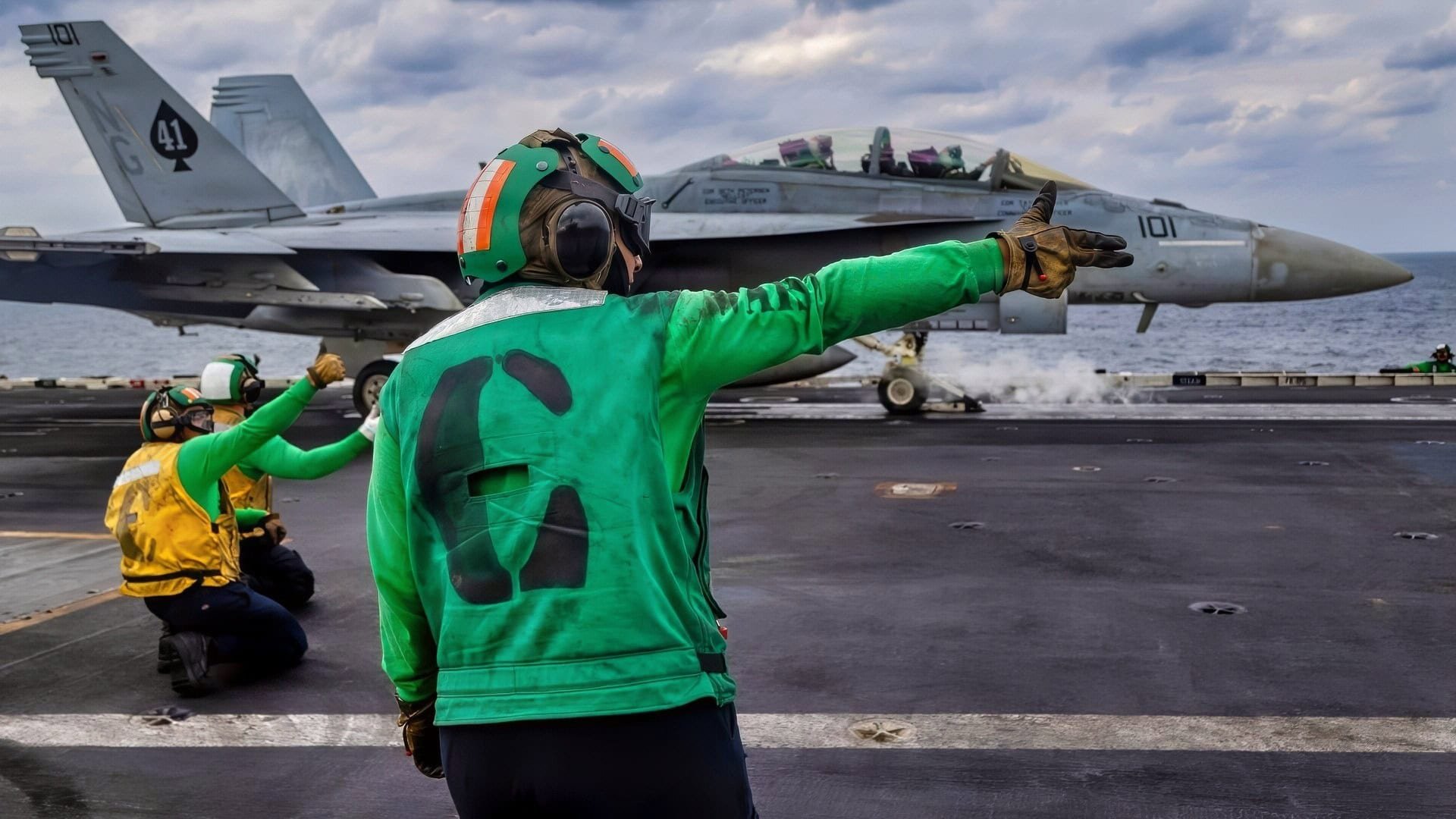 Super-Hornet-Take-off-from-Aircraft-Carrier-3880844807.jpg