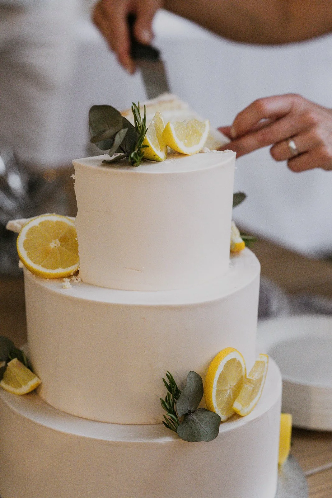 drei stöckige Hochzeitstorte mit Zitronen und Euchalyptus