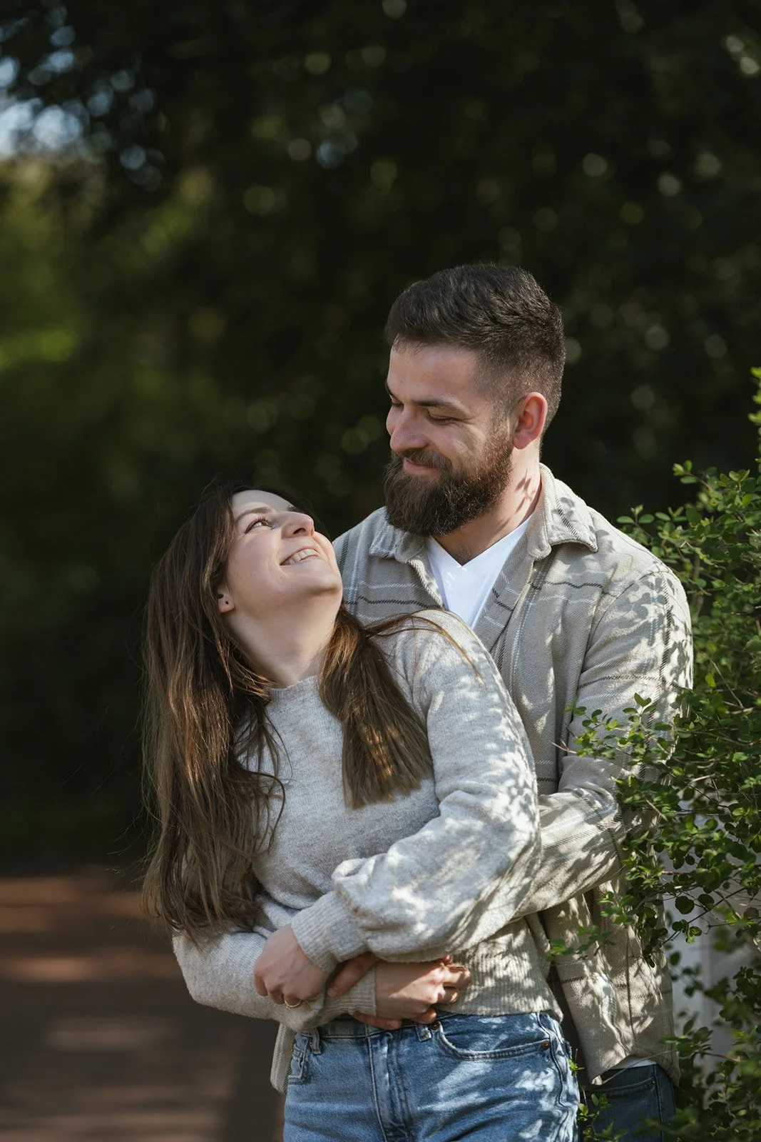 Pärchen umarmen sich in der Natur.