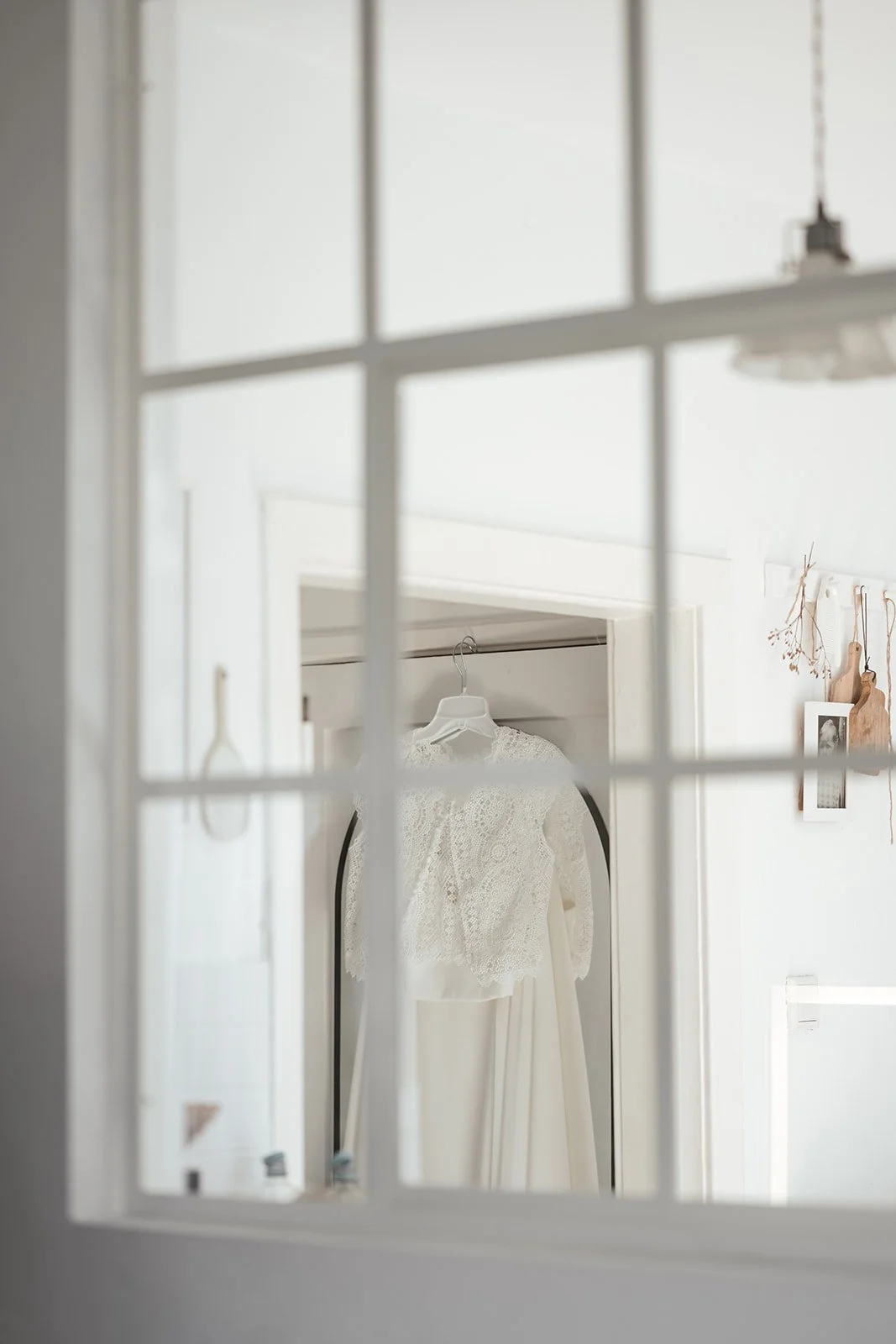 Aufnahme von einem Brautkleid durch Fenster fotografiert.