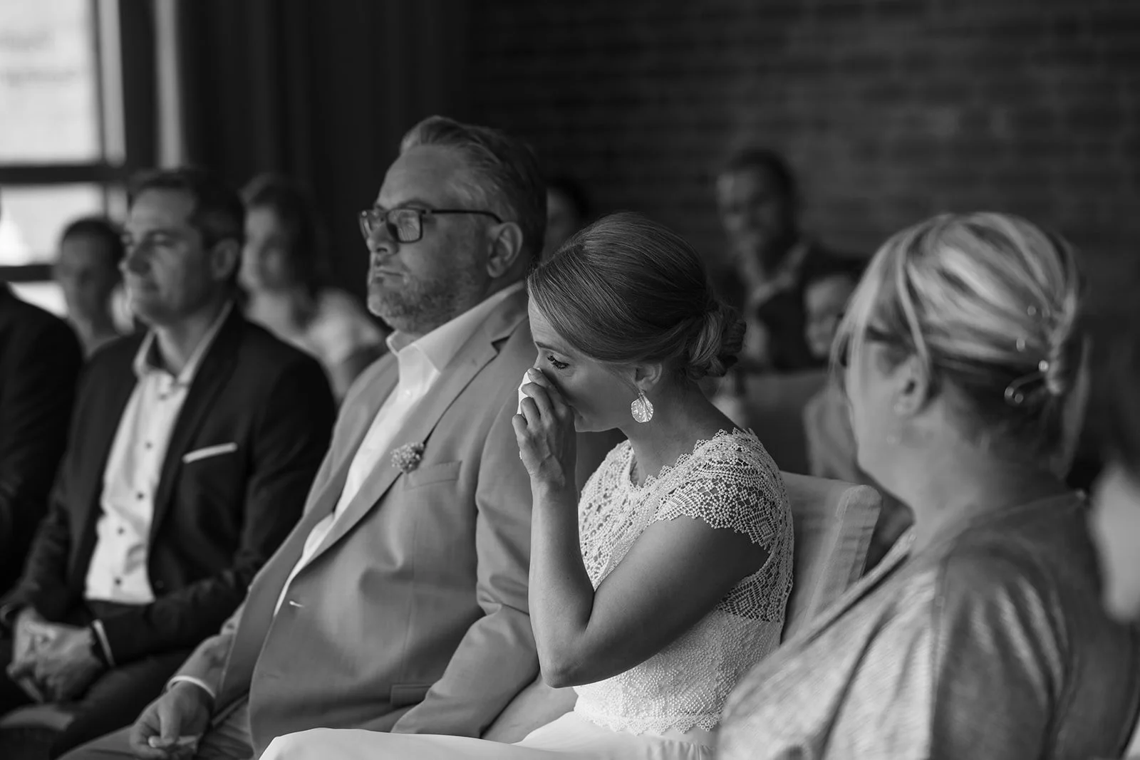 BRaut hat Träne im Auge während der Trauung.