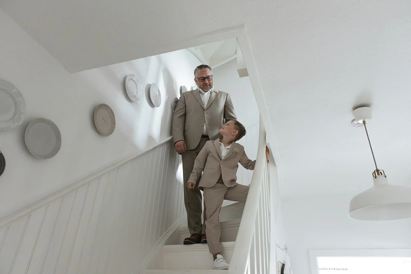 Bräutigam wartet mit seinem kleinen Sohn an der Treppe.