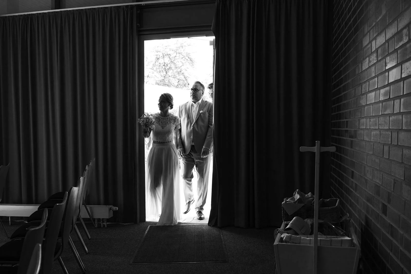 Paar steht in der Tür vor der Zeremonie. 