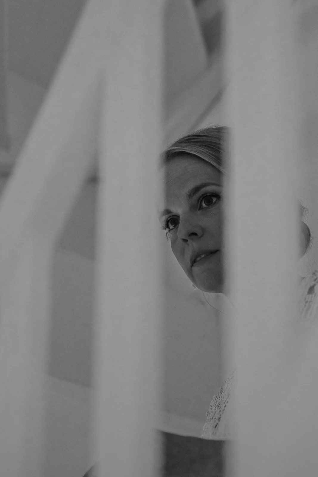 Brautportrait an der Treppe.