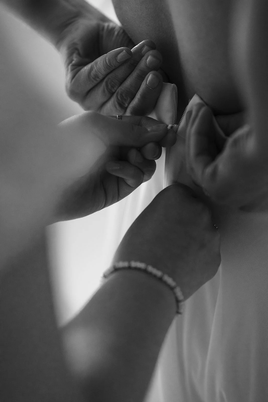 Getting Ready Aufnahme von einer Braut , die grade angezogen wird.