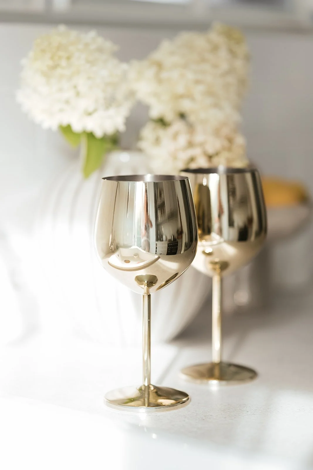 zwei goldene Sekt und Weingläser 