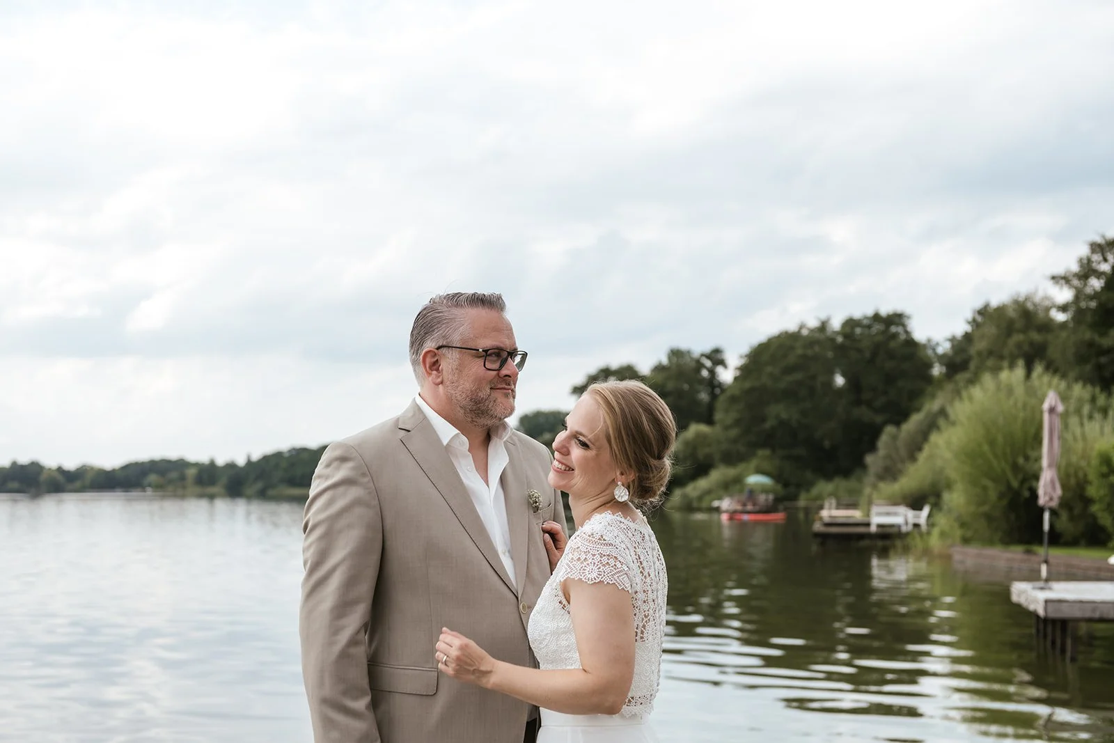 Braut und Bräutigam am See