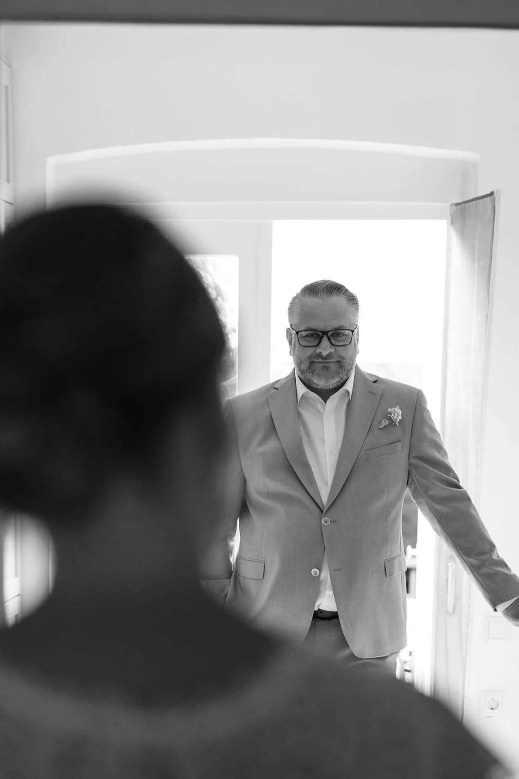 Bräutigam sieht das erste Mal die Braut.