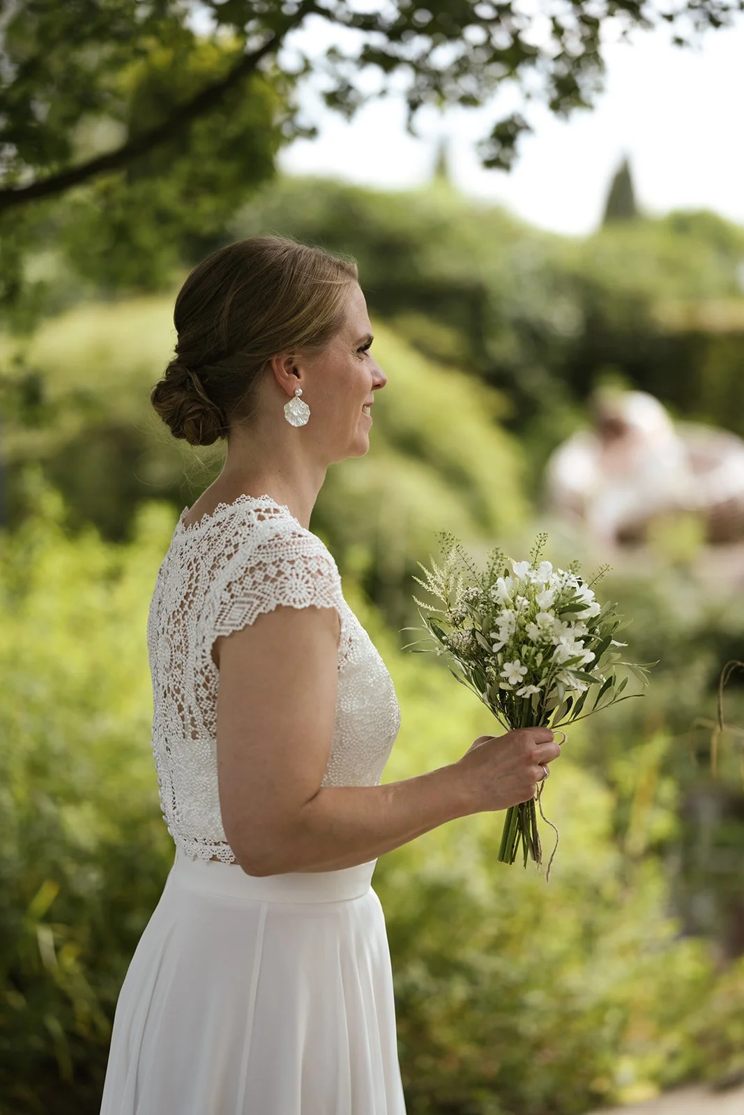 Braut mit Blumenstrauß