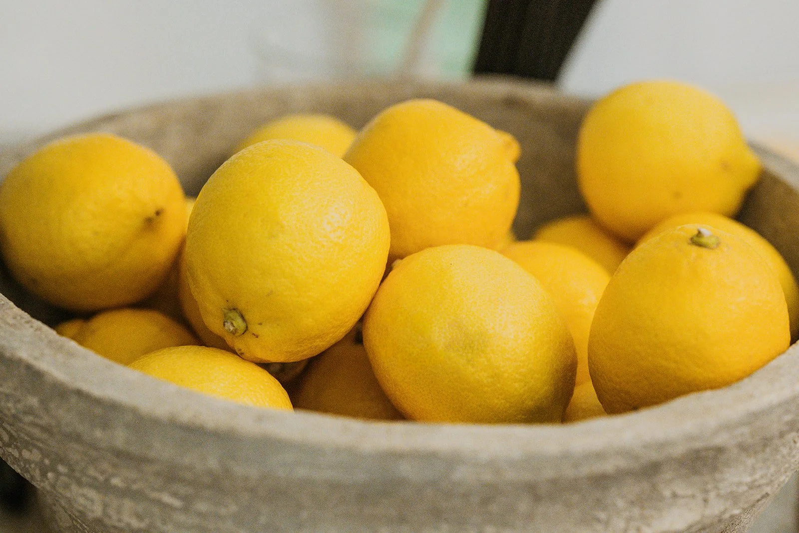Zitronen in einer Schale als Deko während der Hochzeit.