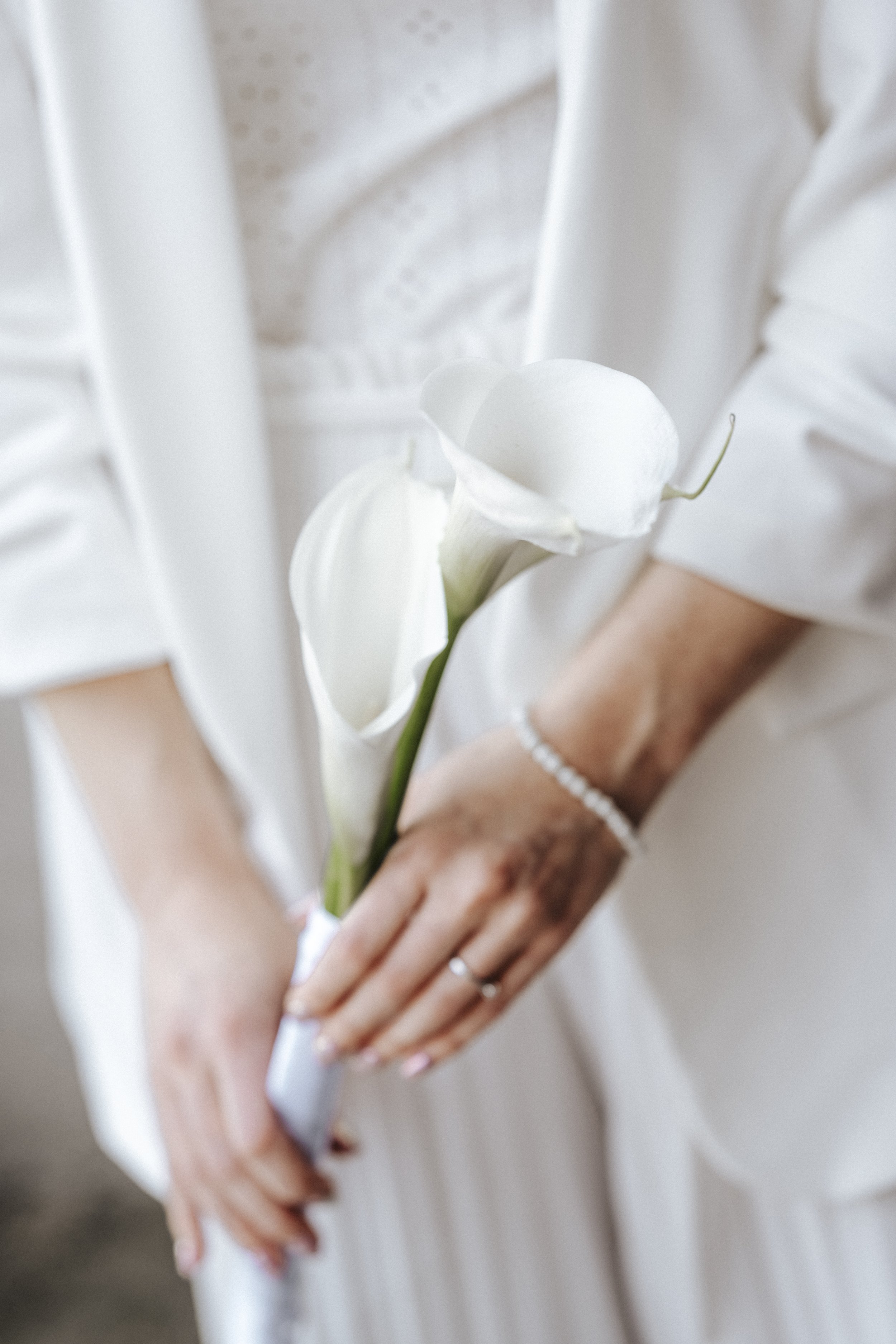 Nahaufnahme, Detail von einer Hochzeit. Braut hält Blume in der Hand.