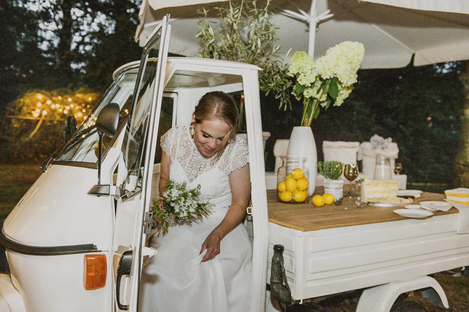 Braut steigt aus dem Ape von Piaggio aus.