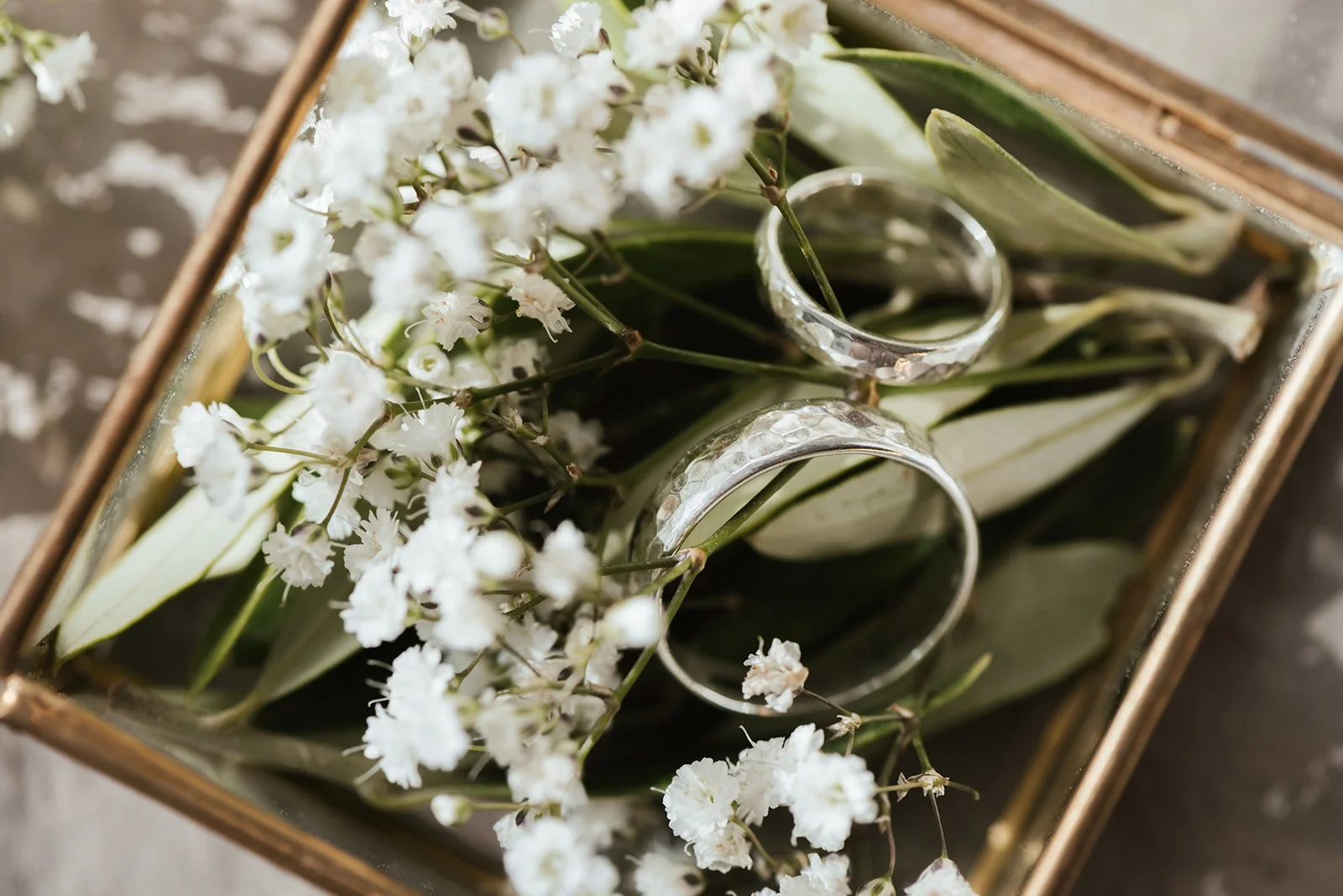 Detailaufnahme von den Eheringen auf Blumen. 