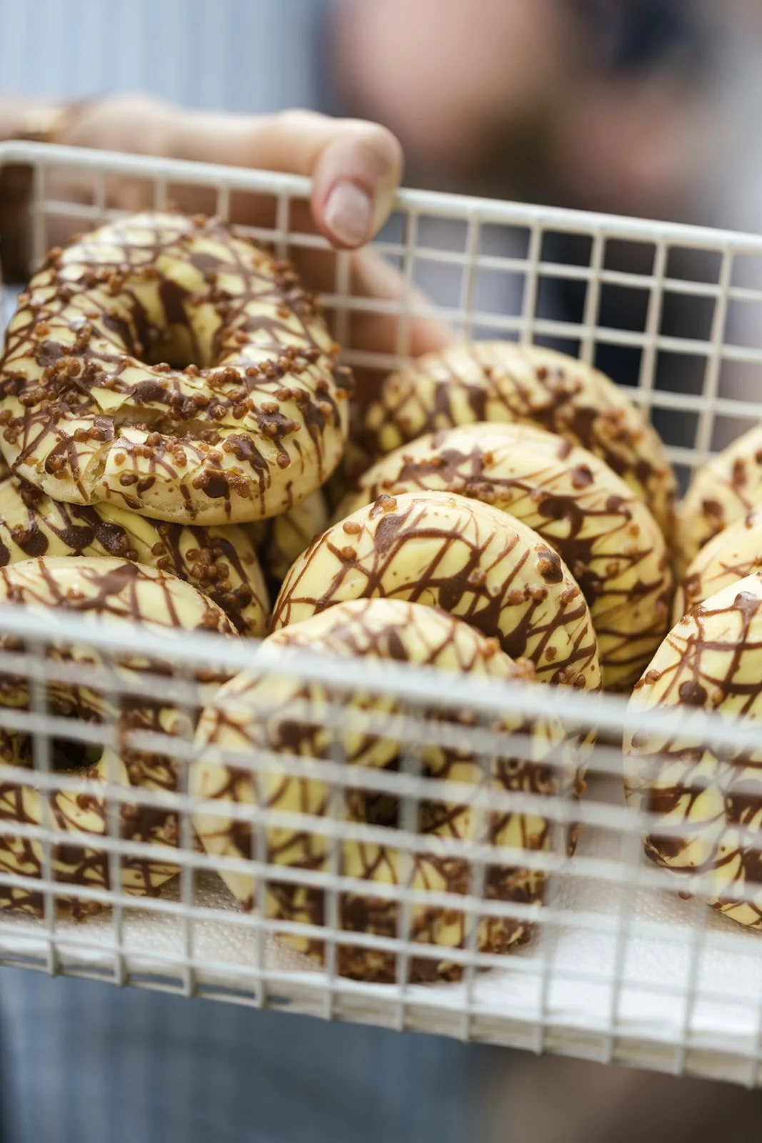 Berliner nach der Trauung im Park während der Gartenparty.