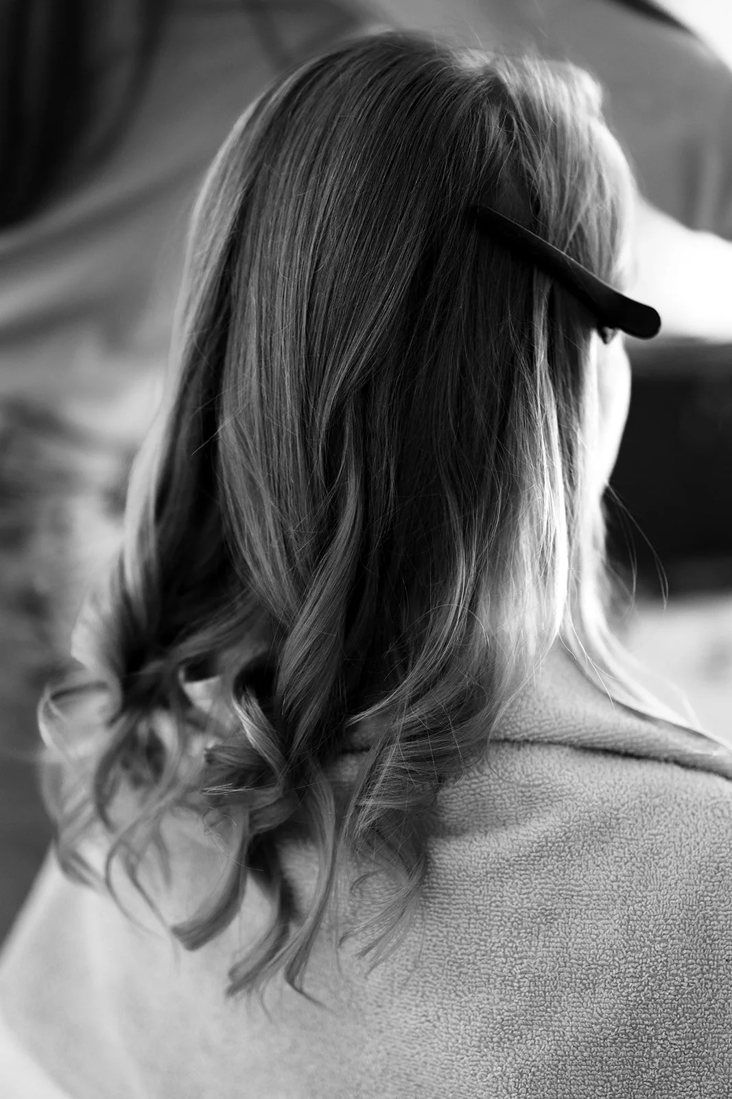 Getting Ready Aufnahme von einer Braut. Ihre Haare wird grade vom Hair & Make-up Artist gemacht.