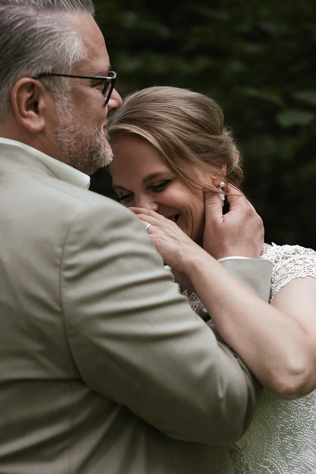 Brautpaar im Park lachend.