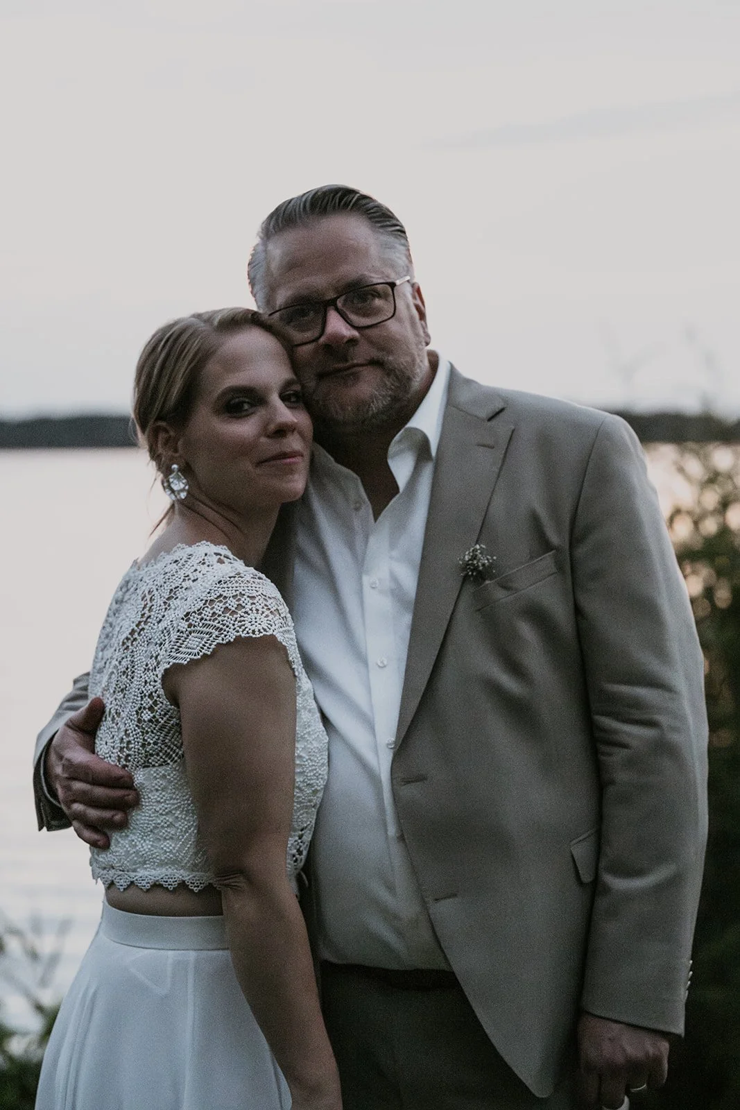 Brautpaar nach Sonnenuntergang am See,