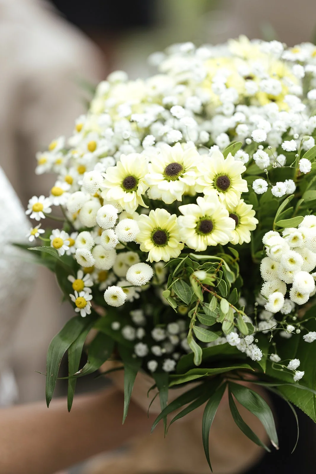 Blumen für den Brautstrauß, der Hintergrund ist unscharf.
