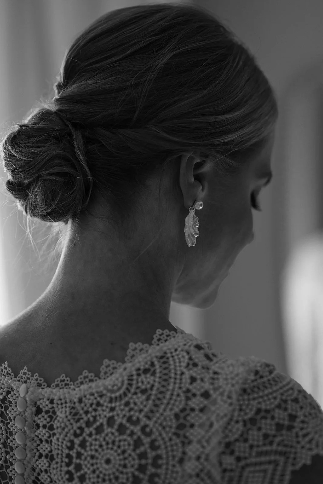Brautfrisur in Schwarz-Weiss Fotografie.