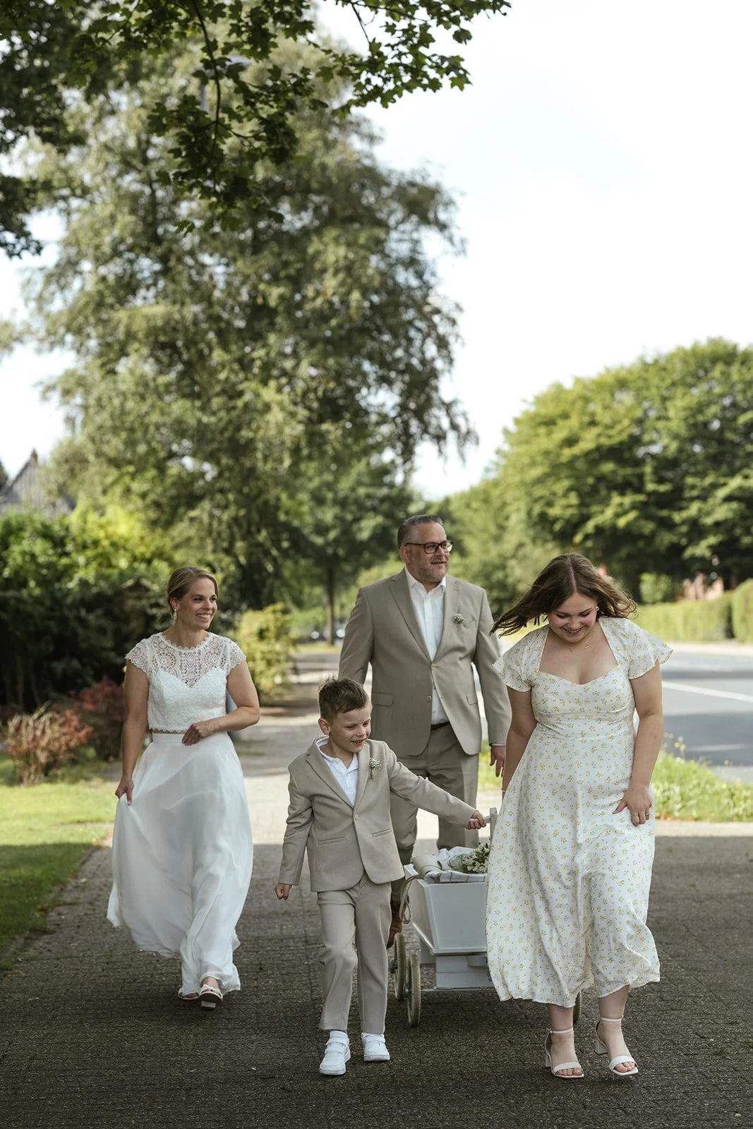 Brautpaar mit Kindern laufen zur Trauung.