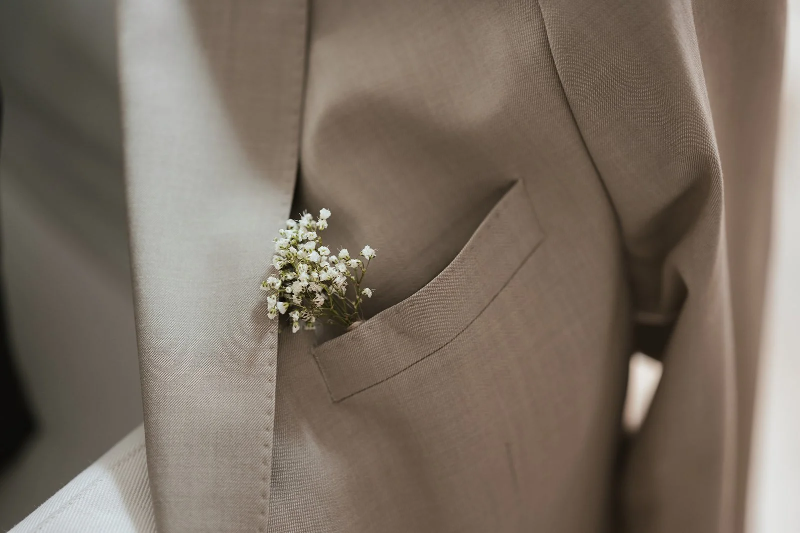 Detailaufnahme vom einem Jacket kurz vor der Hochzeit