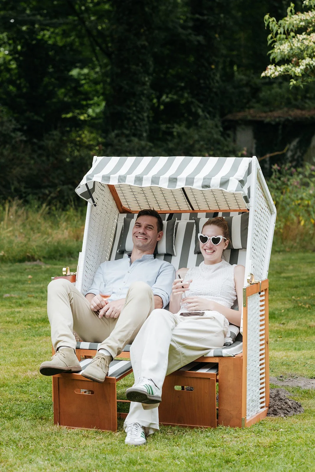 Gäste sitzen im Strandkorb während der Hochzeitsparty.
