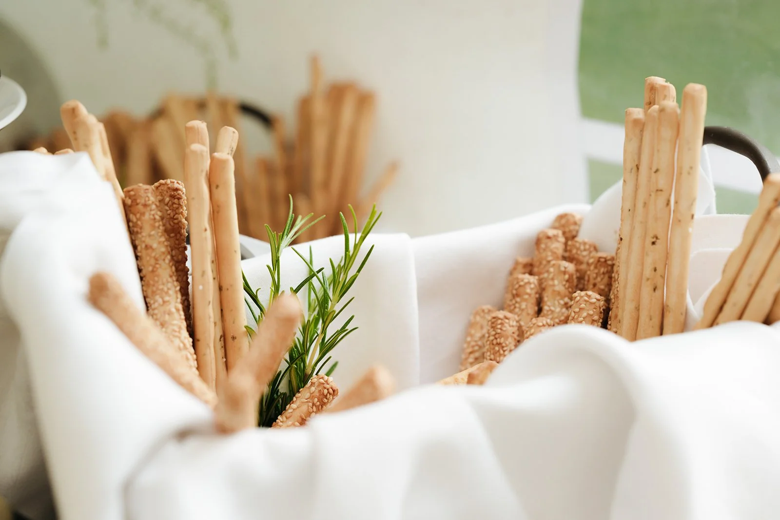 Snack bei der Hochzeitsparty im Park